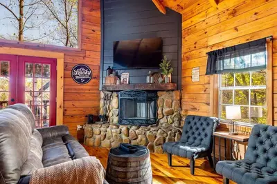 Image de Sugar Bear Cabin Near Dollywood with Hot Tub and Game Room
