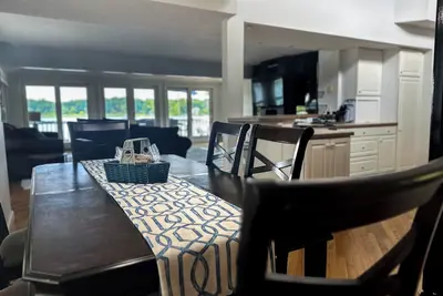 Image de Wolf Lake Haven - Lakefront Sleeps 16