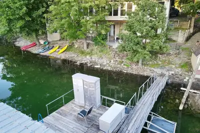 Image de Lakefront home right on the water, private cove on Beaver Lake, Garfield, Ar