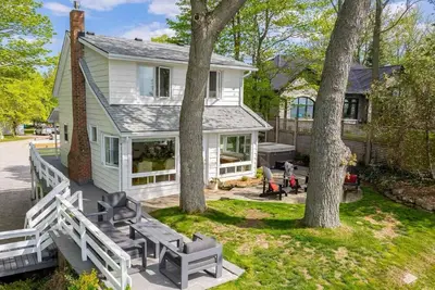 Image de The Huron Haven ✨ Sleeps 10 ✨Lakehouse on Private Beach ✨ 5 mins from Grand Bend