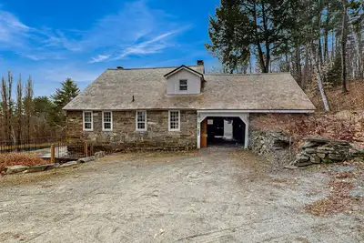 Image de Private house & cottage, pond, mountain view, balcony, outdoor dining, fireplace