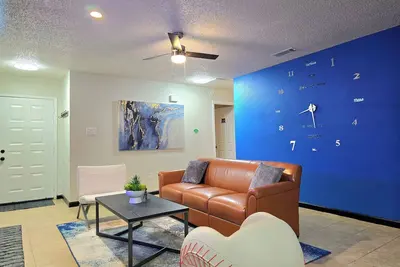 Image de 2-bedroom duplex near Cowboys and Rangers Stadiums