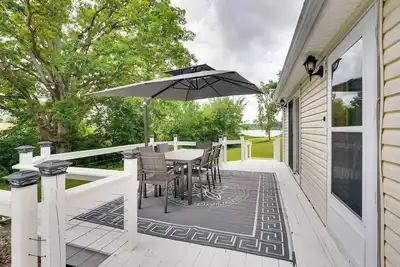 Image de Lakefront Getaway w/ Dock & Yard in Reading!