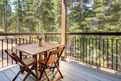 Image de 8 Mi to North Tahoe Beach: Truckee Resort Condo