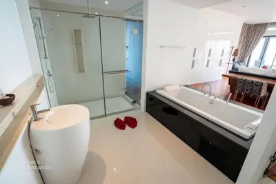 Image de Tranquil fully furnished 3-bedroom villa offers sea views and modern living.