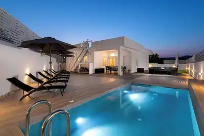 Image de Luxury private villa with pool and garden view