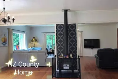 Image de Maison moderne et luxueuse au style de vie serein de Whangarei avec arbres et vu