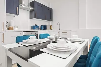 Image de City Centre/Free Parking-Sleeps 5/Families/Workers