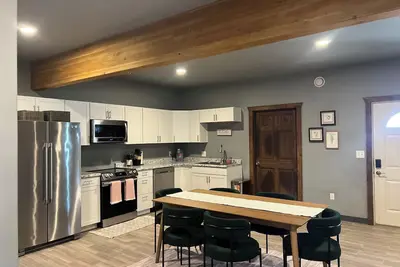 Image de Modern 2‑bed condo near downtown Fairbanks • fully equipped kitchen • in‑unit laundry • off‑street parking