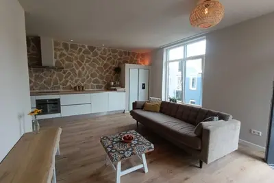 Image de \nMediterranean Apartment with Hot Tub & Home Cinema – Across from the Station