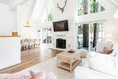 Image de Emerson's Chalet: Family Friendly A-Frame Cabin Close To Everything