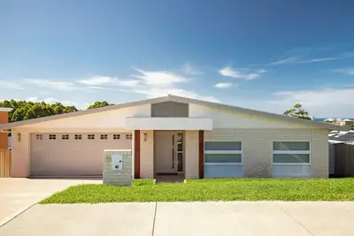 Image de 76 Red Head Road with luxurious outdoor pool