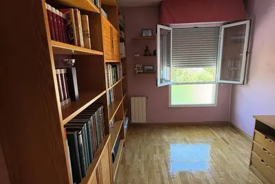 Image de House with bedroom and bathroom.