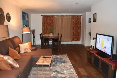 Image de Bright, Cozy Apartment on Danforth Village.