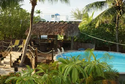 Image de Waterfront Pool Oasis: Tiki Hut, Kayaks & Family Fun!