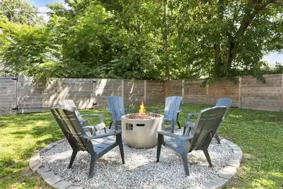 Image de Chic 3br | Firepit & Private Yard | Ideal Location