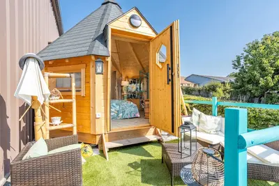 Image de Les Philous Gourmands - Chambre d'hôtes Chalet - Bora Bora - avec terrasse privée