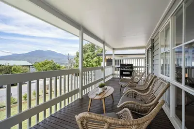 Image de Serene Countryside Escape with Mountain Views