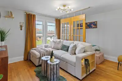 Image de Stylish Little Gem Upper Unit, with King Bed close to State Fair and AmFam Field