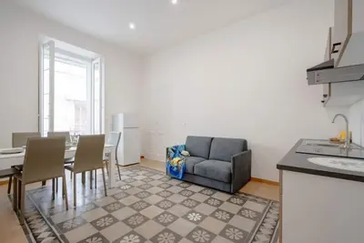 Image de Bright and spacious 145 sqm apartment, accommodating up to 6 people, located on the fourth floor of a building with an elevator (Not wheelchair accessible). The property is located in a central area of Bari, just a few minutes' walk from the Old Town and