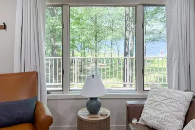 Image de Lakefront Cabin | Trails, Private Beach & Big Yard