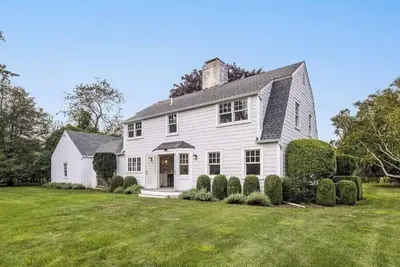 Image de Chic, Newly Renovated Waterfront Cottage on Mecox Bay with Private Dock &. . .