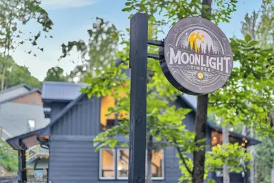 Image de Moonlight Timber - New Cabin- Hot Tub, Firepit, & Games