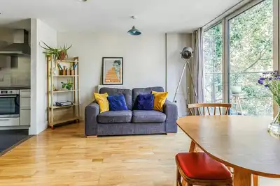Image de Spacious Split-Level Apartment with Sunny Balcony