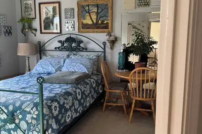 Image de Private Bedroom in Safe, Quiet neighborhood, mature couple hosts