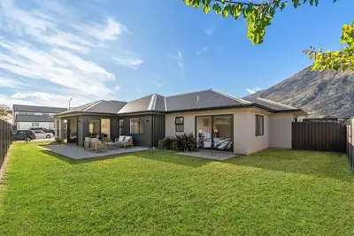 Image de Comfort Meets Convenience | Family Home on Headley
