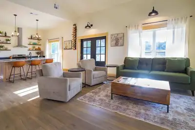 Image de Wine Down – Hill Country Retreat