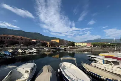 Image de Where Elegance Meets the Water’s Edge – A Lakefront Villa Retreat