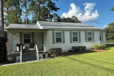 Image de 2-bedroom house in charming Thomasville w/ small, fenced area & covered parking.