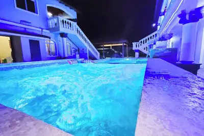 Image de Elegant 10br Villa Retreat in Cabarete – Pool, Studios & Adventure Awaits!
