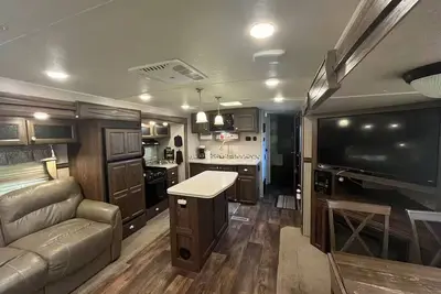 Image de Country Glamper with fireplace & hot tub