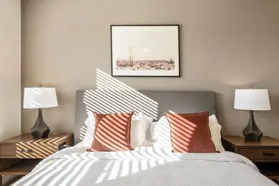 Image de Landing at Preston at Hillwood - 2 Bedrooms in. . .