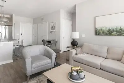 Image de Landing at Laurel at Dry Creek - 2 Bedrooms in. . .
