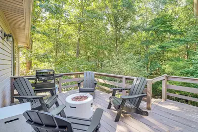 Image de Bike, Golf, Swim: Modern Bella Vista Home w/ Deck!