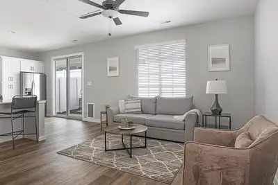 Image de Landing | Beautiful 2bd, Courtyard, Pool