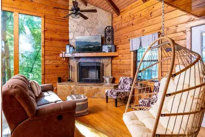 Image de Peaceful Angel View Retreat, Smoky Mtn Views + Hot Tub + Porch Swing