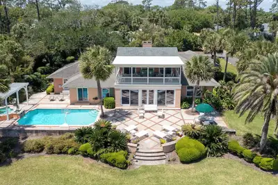 Image de Oceanfront, 5 Bedroom Sea Island Cottage with Pool and separate Carriage House