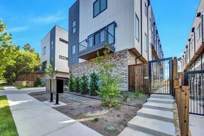 Image de Chic Dallas 2br w/ Rooftop & Ensuite Comfort