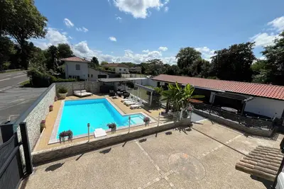 Image de Superbe maison 21 personnes spa, piscine, billard, fléchettes, ping-pong