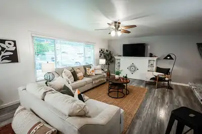 Image de Charming 3br/2ba West Sac Retreat w/Large Fenced Backyard