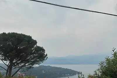 Image de House on a large plot with gigantic lake view, terrace and lots of nature.