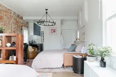 Image de Welcoming private house with yard and storage in vibrant Denver