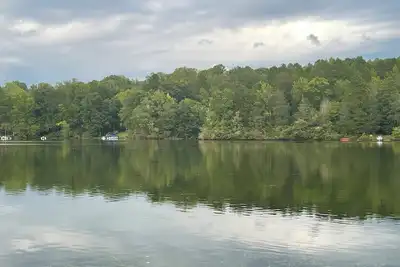 Image de Lakefront Hideaway steps away from beautiful lake in roxboro