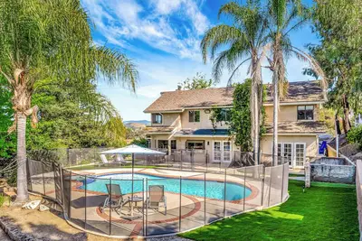 Image de New! Beautiful King Size + Pool!