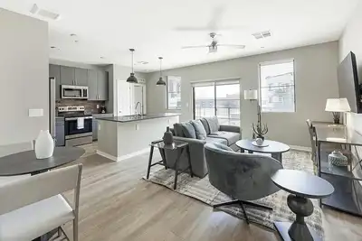Landing | Stylish 2bd, Yoga Studio, Rooftop Lounge