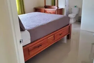 Image de Spacious two bedroom home with ocean view, pool and tennis court.